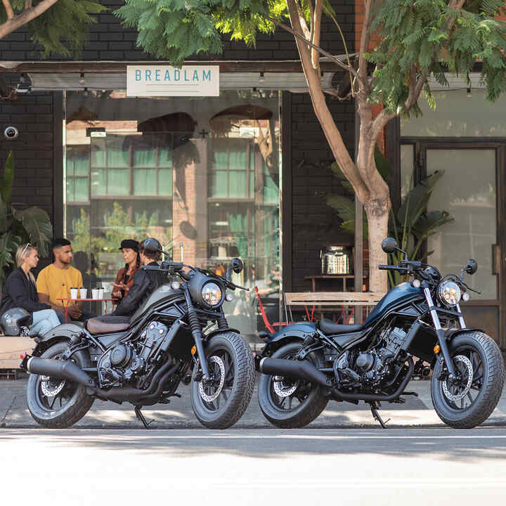 CMX500 Rebel de perfil en una foto frente a un café.