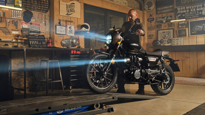 Toma frontal de ¾ de la GB350S con el piloto trabajando en la moto