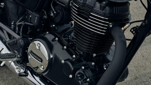Primer plano del motor monocilíndrico GB350S