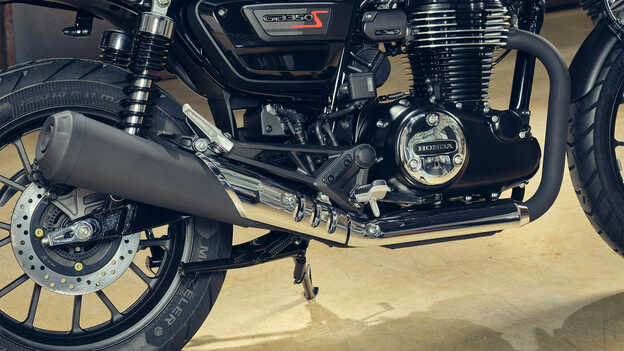 Toma ¾ trasera del GB350S que muestra HSTC