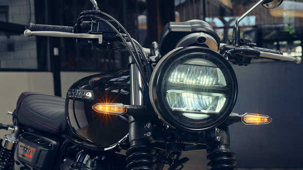 Imagen frontal del GB350S que muestra iluminación LED completa