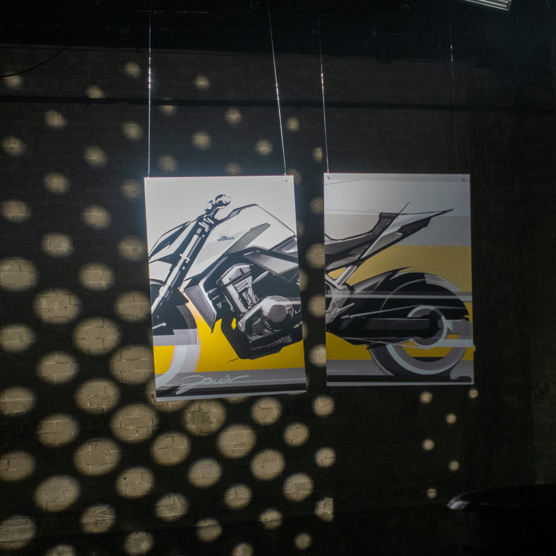 Boceto conceptual de Honda Hornet colgado de la pared.