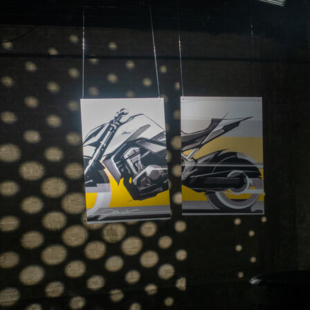 Boceto conceptual de Honda Hornet colgado de la pared.