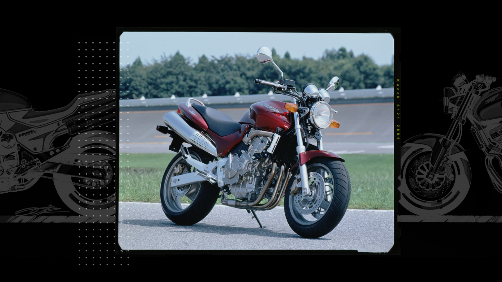 Imagen de tres cuartos de la Honda Hornet de frente aparcada en una pista de carreras.
