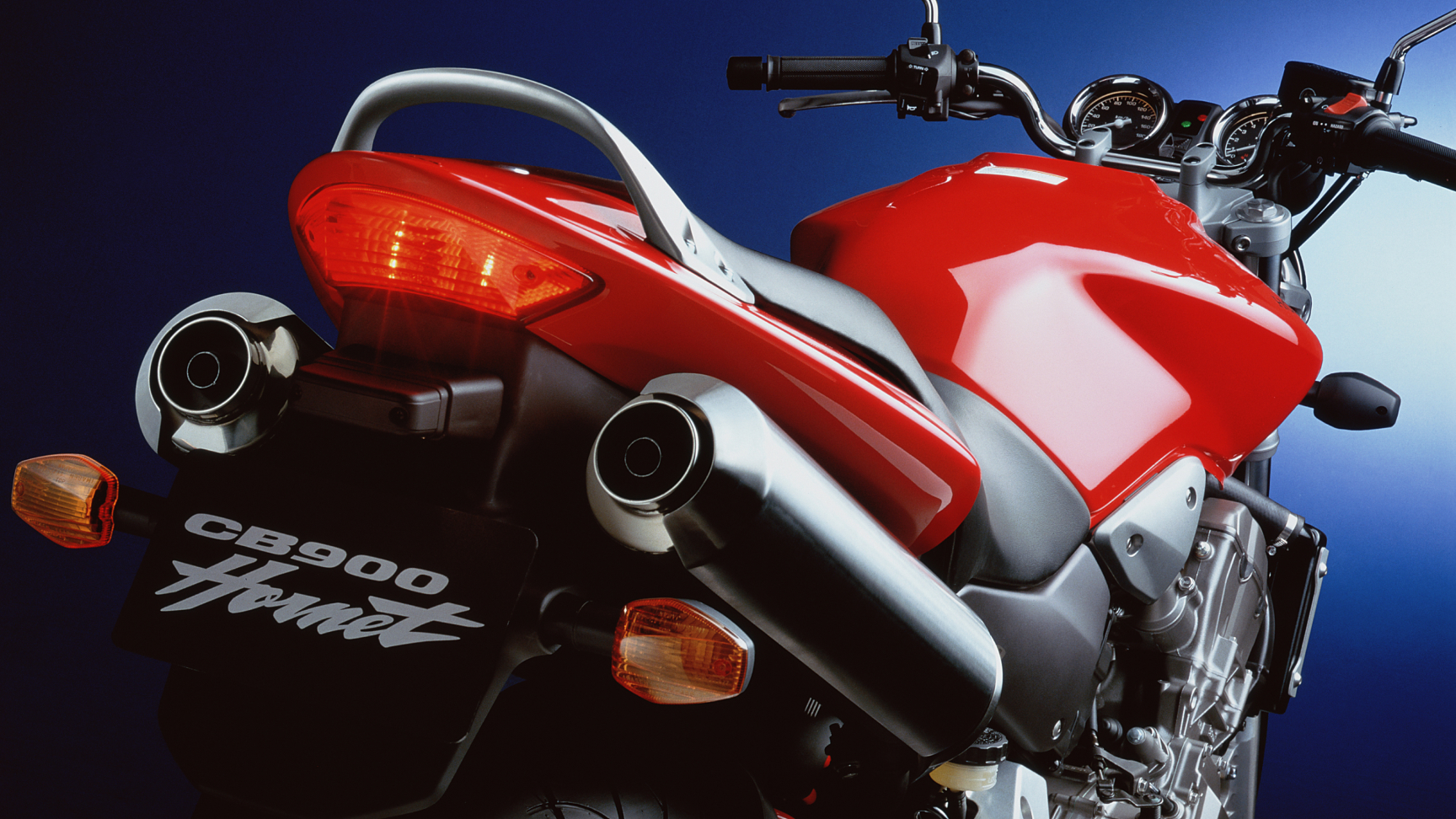 Primer plano de la vista trasera de la Honda CB900 Hornet.