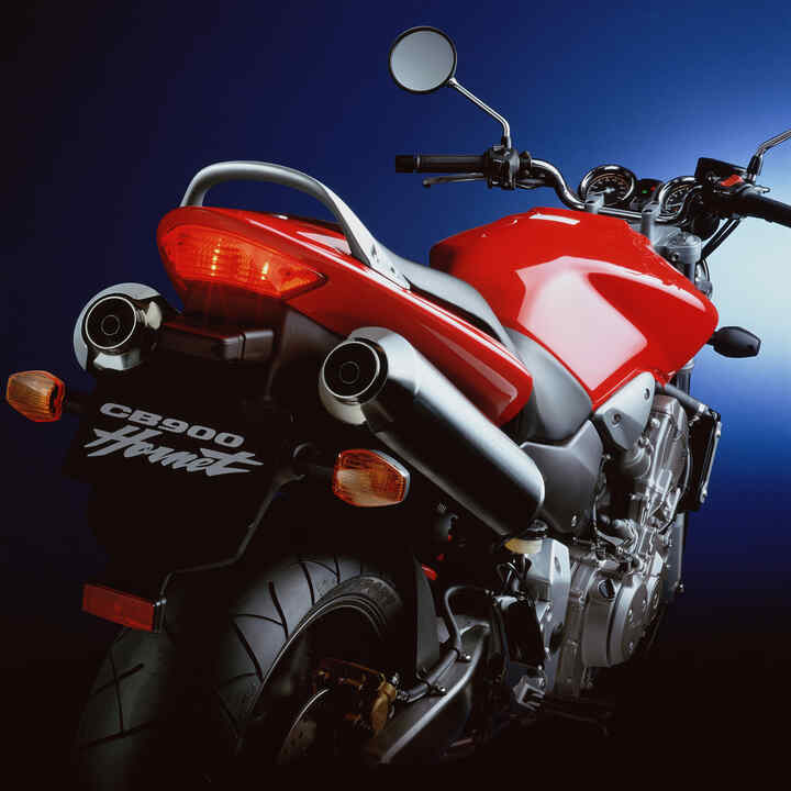 Primer plano de la vista trasera de la Honda CB900 Hornet.