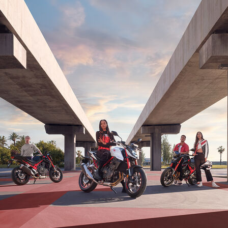Honda CB750 Hornet en ubicación con motor nuevo