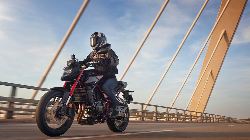 Imagen dinámica de Honda CB750 Hornet en carretera