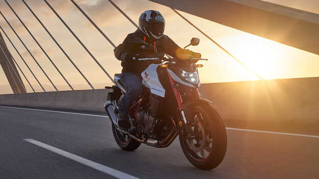 Honda CB750 circulando por un puente.