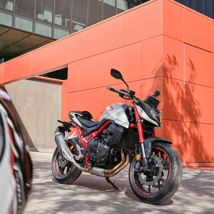 Honda CB750 Hornet frente a un edificio naranja.