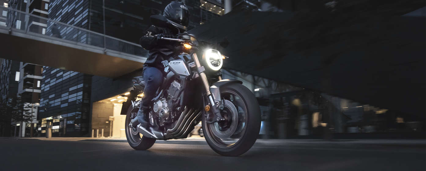 Honda CB650R circulando por una calle.