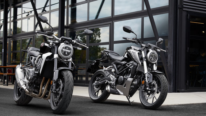 Honda CB1000R y CB125R aparcadas en la calle.