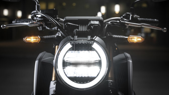 Primer plano del faro de la Honda CB650R.