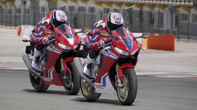 Honda CBR1000RR Fireblade y Honda CBR1000RR Fireblade SP en la pista.