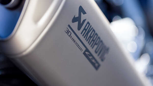 Primer plano del tubo de escape Akrapovic grabado de la Honda CBR1000RR-R Fireblade