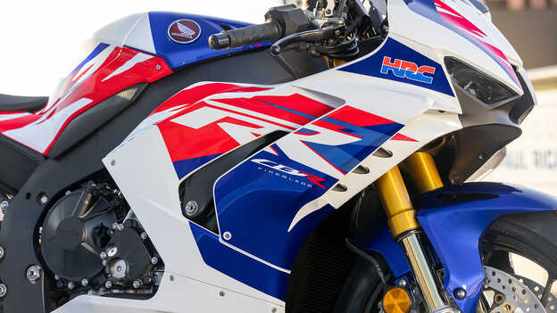 Primer plano de los adhesivos del logotipo de HRC de la Honda CBR1000RR-R Fireblade