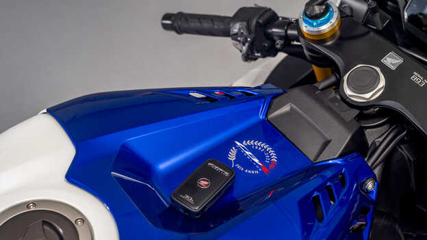 Llavero inteligente de la Honda CBR1000RR-R Fireblade con el logotipo del 30.º aniversario