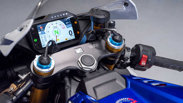 Primer plano del cuadro de instrumentos de la Honda CBR1000RR-R Fireblade