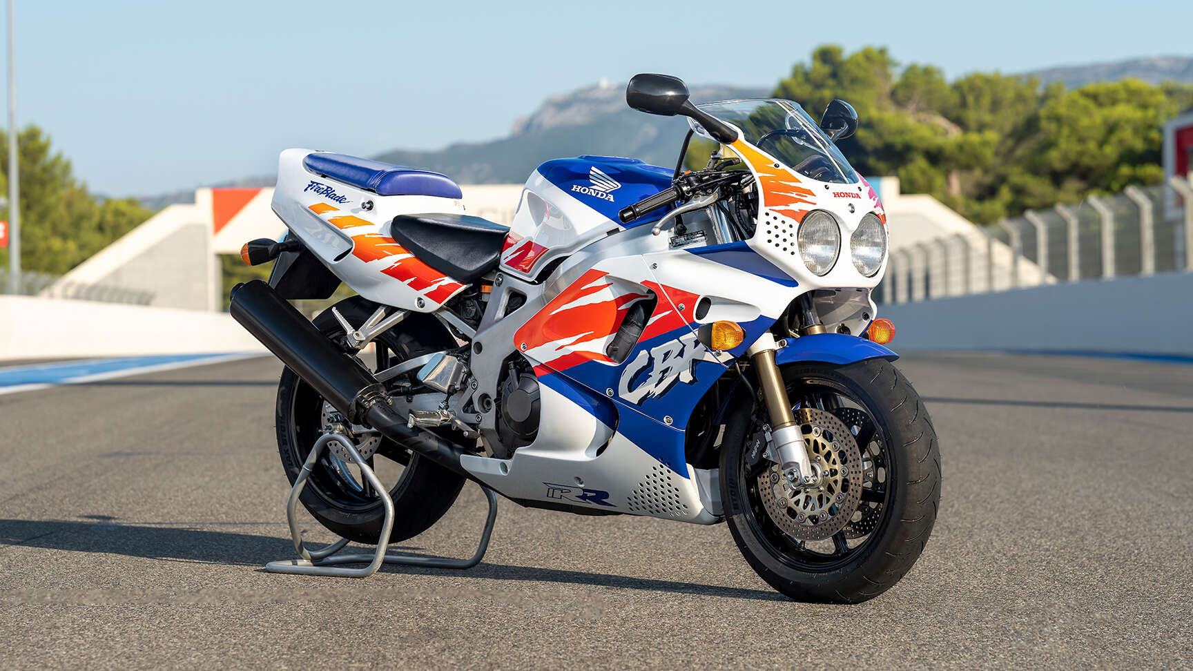 Vista lateral de la 1992 CBR900R Fireblade en estudio