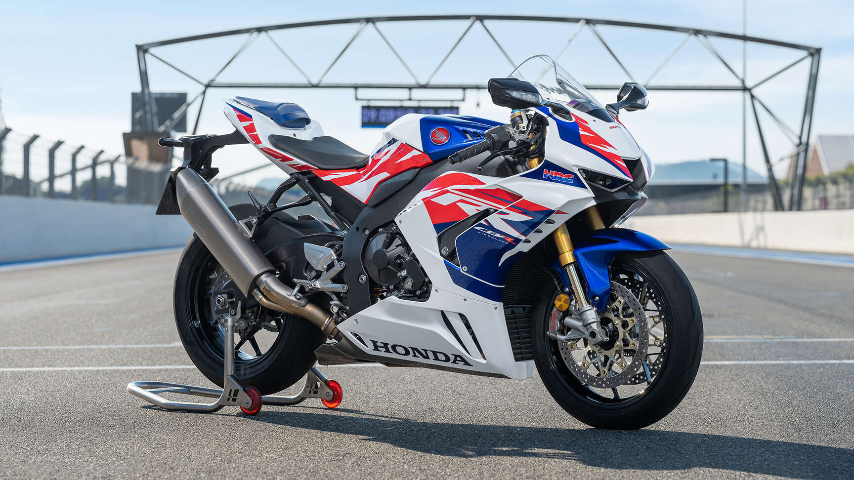 Vista lateral de la CBR1000RR-R Fireblade SP 30.º aniversario de 2022 en estudio