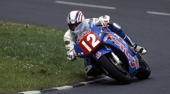 Honda 1996-1998 CBR900R con un motorista en una pista de carreras. Créditos de la imagen: Imagen de 1996 image: NK Photography 