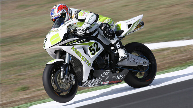 Honda 2004-2007 CBR1000RR con un motorista en una pista de carreras