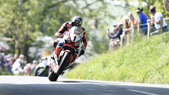 Honda 2012-2014 CBR1000RR con un motorista en una pista de carreras. Créditos de la imagen: Imagen de 2014: carreras de TT de la Isla de Man