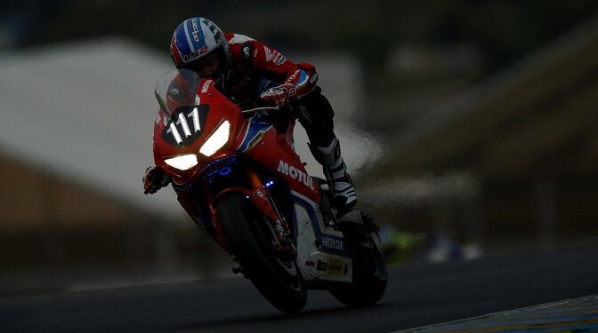 Honda 2017-2020 CBR1000RR con un motorista en una pista de carreras