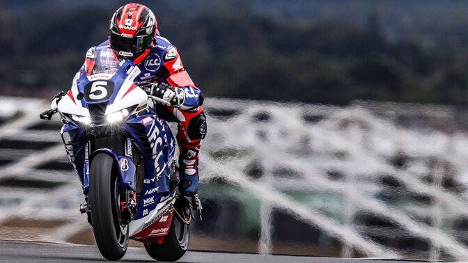 Honda 2017-2020 CBR1000RR con un motorista en una pista de carreras