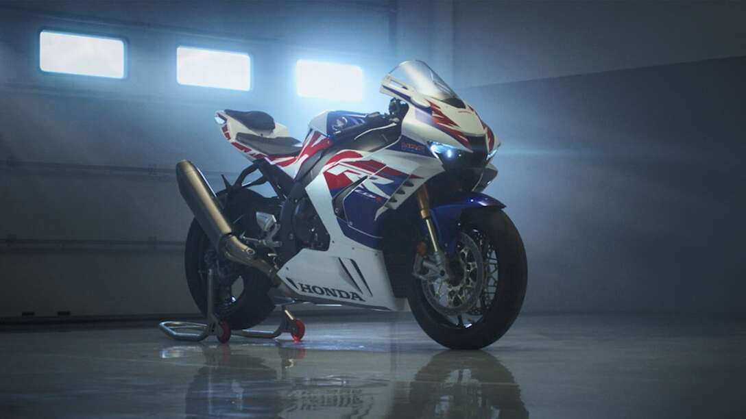 Honda CBR1000RR-R Fireblade con un motociclista en una pista de carreras
