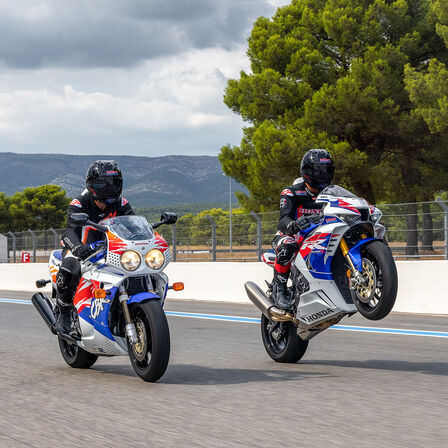Vista tres cuartos del lateral de la Honda CBR1000RR-R Fireblade y la Fireblade SP aparcadas en un circuito