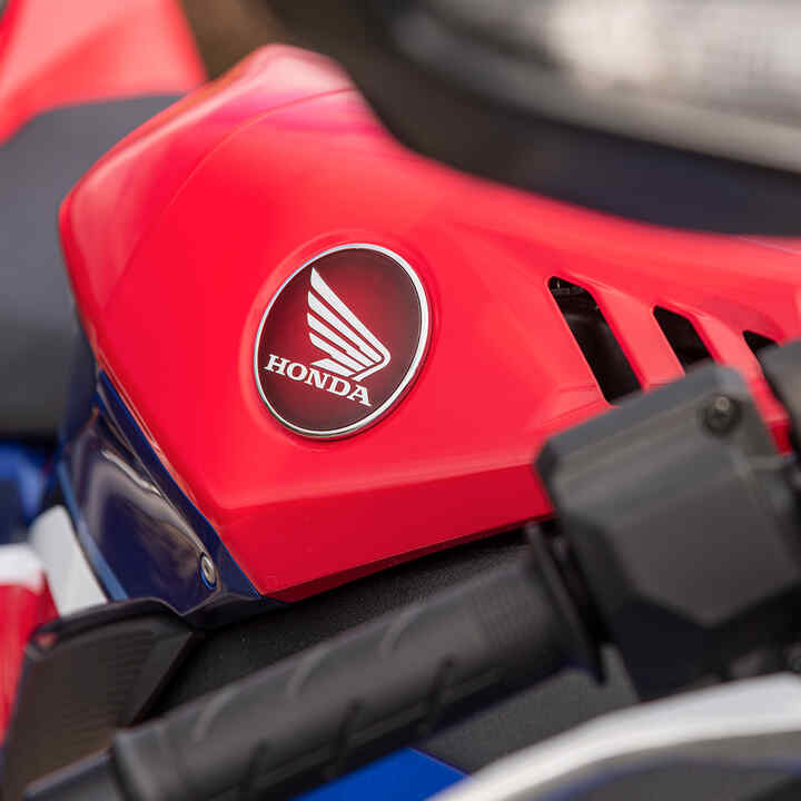 Logotipo de alas de la Honda CBR1000RR-R en el depósito de combustible