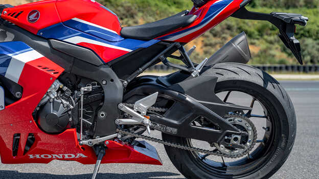 Honda CBR1000RR-R Fireblade con basculante de aluminio derivado de la RCV213V-S