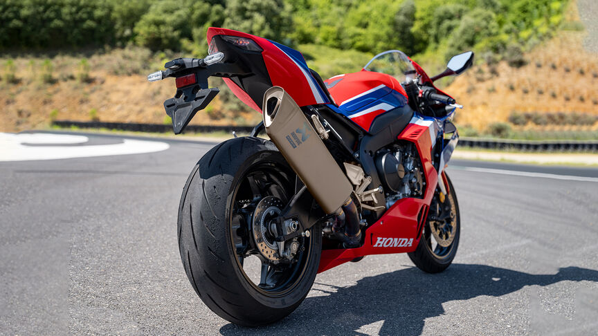 Honda CBR1000RR-R Fireblade destacando su aerodinámica de alta gama