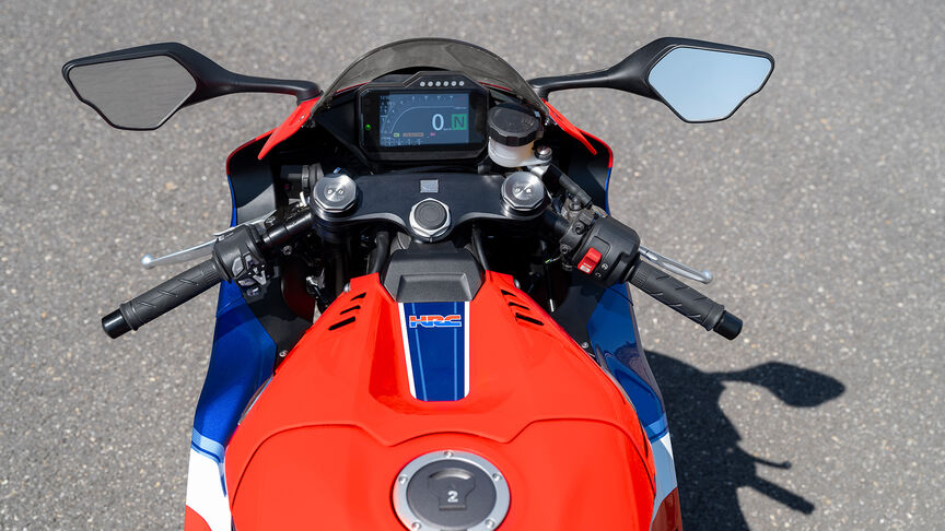 Honda CBR1000RR-R Fireblade destacando su aerodinámica de alta gama