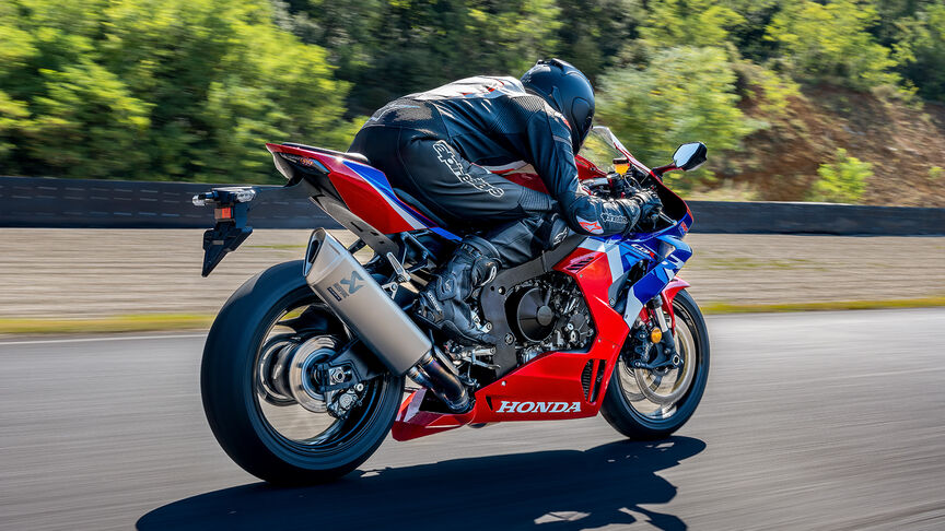 Honda CBR1000RR-R Fireblade destacando su aerodinámica de alta gama