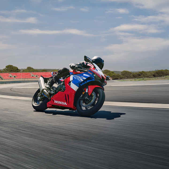 Honda CBR1000RR-R Fireblade con motor de cuatro cilindros en línea de altas rpm