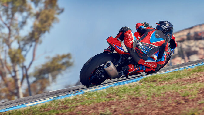 Motociclista de espaldas con la Honda CBR1000rr-r Fireblade en la pista de carreras.