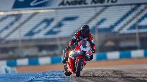 Imagen frontal de 3/4 de la Honda CBR1000rr-r Fireblade en la pista.