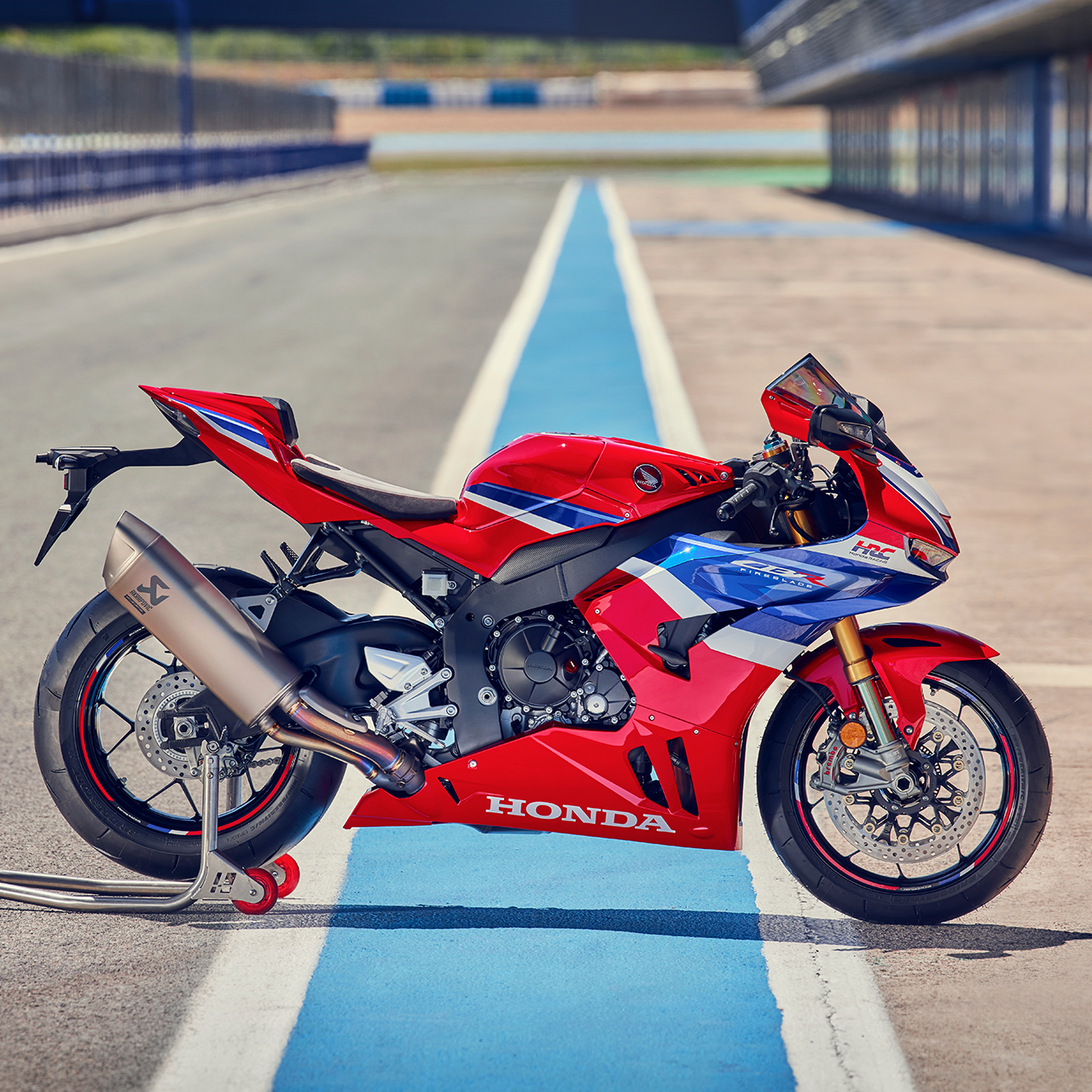 Imagen lateral de la Honda CBR600RR y de la Honda CBR1000RR-R Fireblade en la pista. 