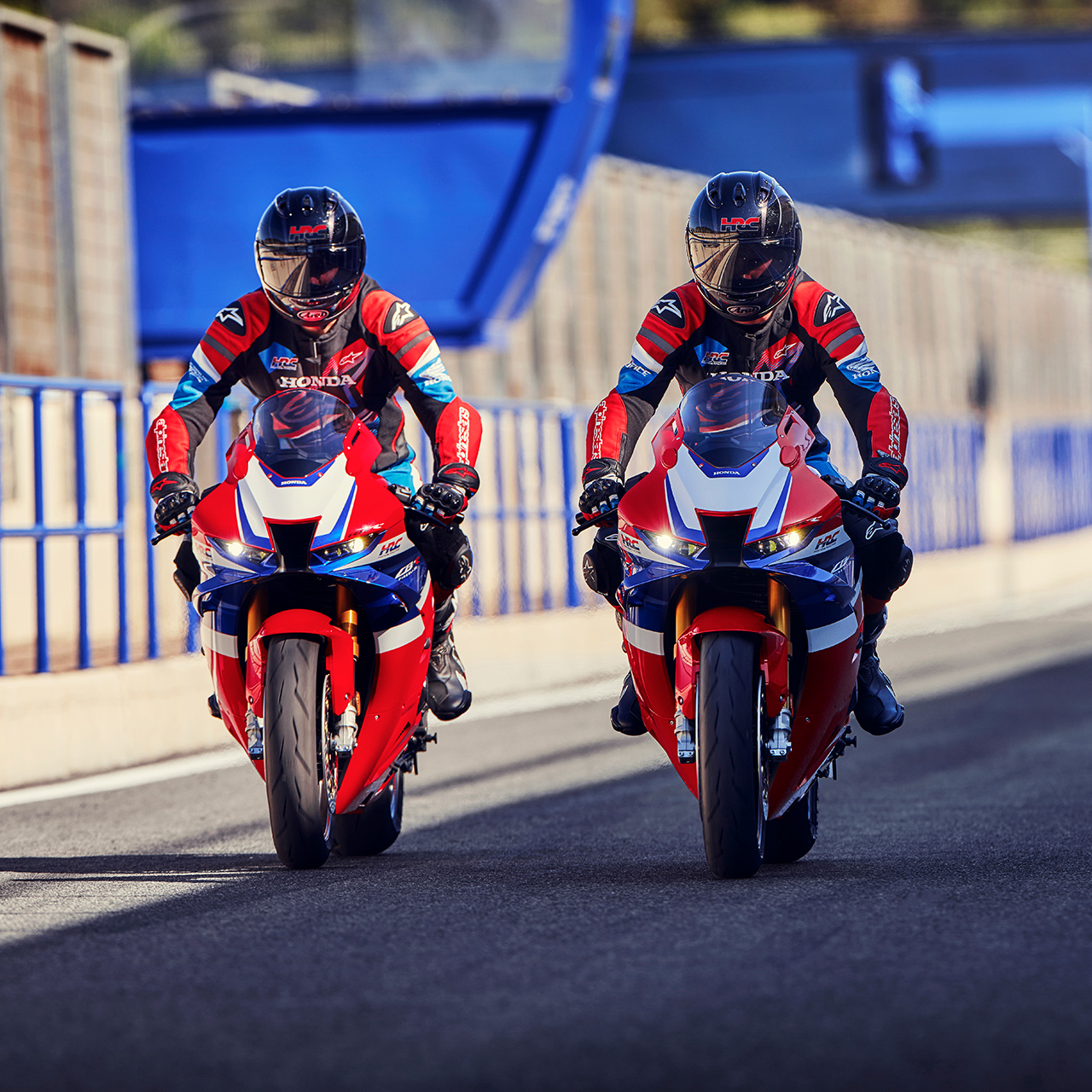 Dos pilotos lado a lado sobre una Honda CBR11000rr-r Fireblade en la pista. 