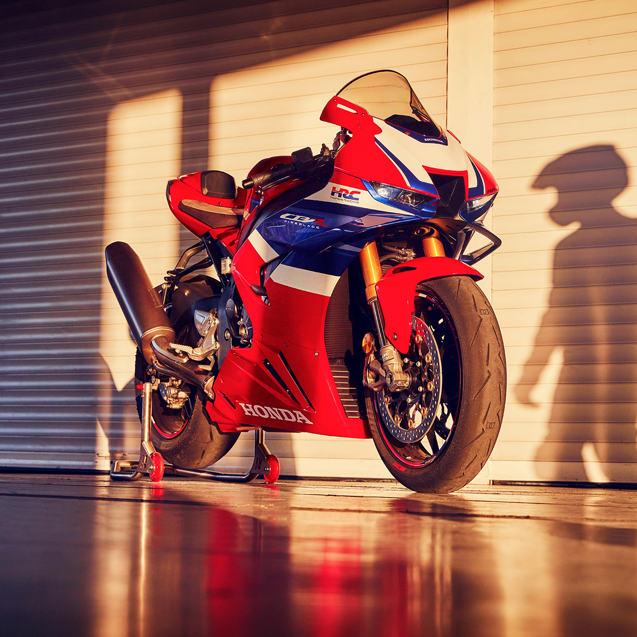 Honda CBR1100RR-R Fireblade estacionada en un garaje.