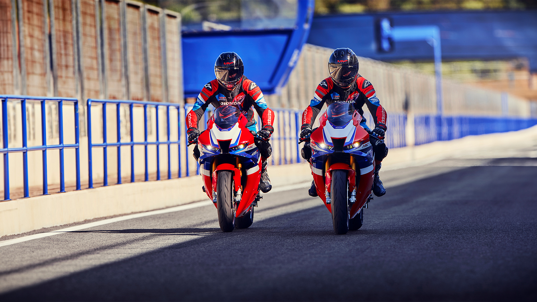 Dos pilotos lado a lado sobre una Honda CBR11000rr-r Fireblade en la pista. 
