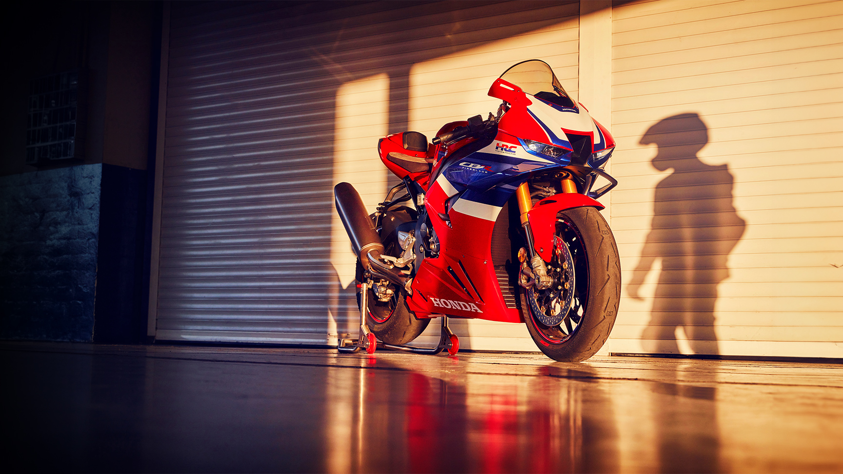 Honda CBR1100RR-R Fireblade estacionada en un garaje.