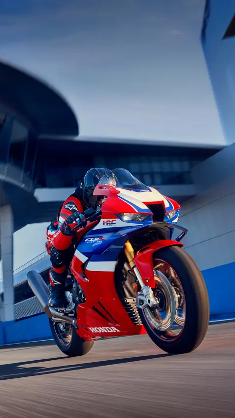 Piloto con CBR1000rr-r Fireblade en carretera