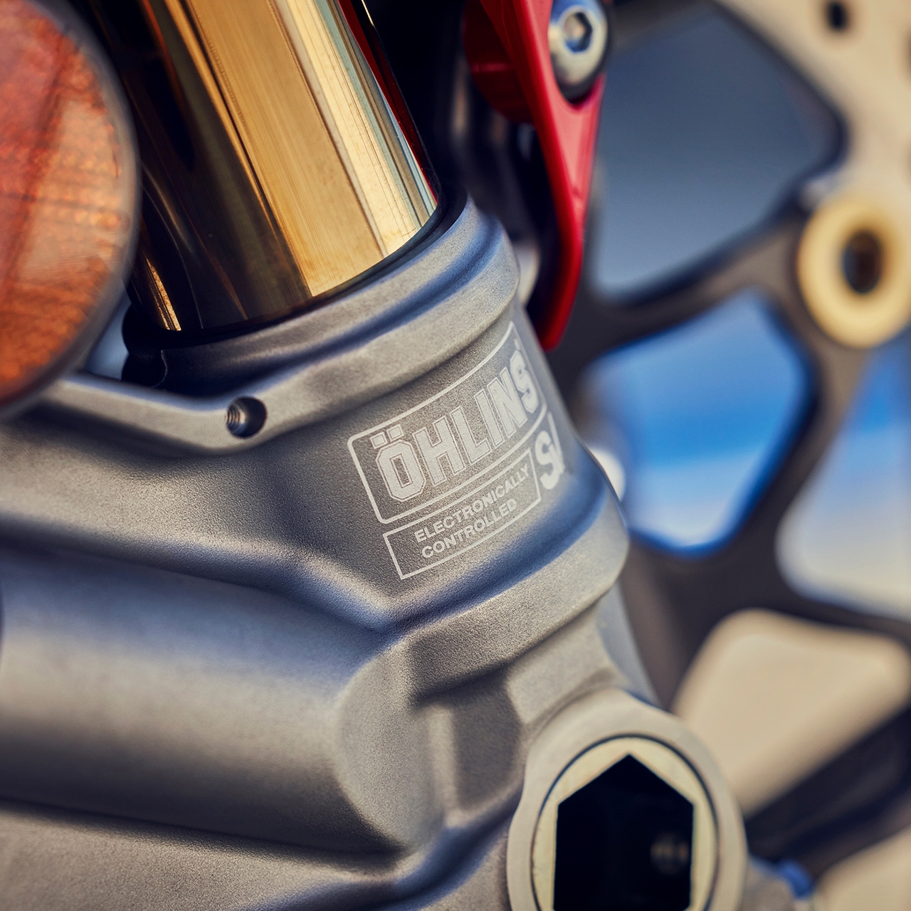 Primer plano de las pinzas de freno delanteras Brembo Stylema R de cuatro pistones.
