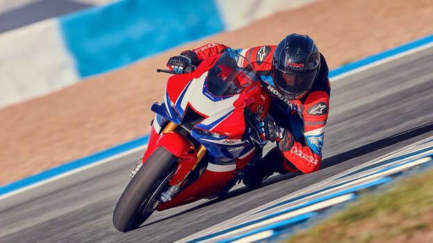 Piloto con Honda CBR1000rr-r Fireblade en una curva.