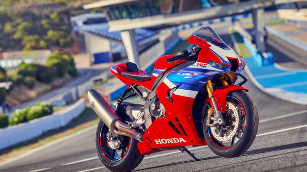 Imagen delantera de 3/4 de la Honda CBR1000rr-r Fireblade estacionada en pista de carreras. 