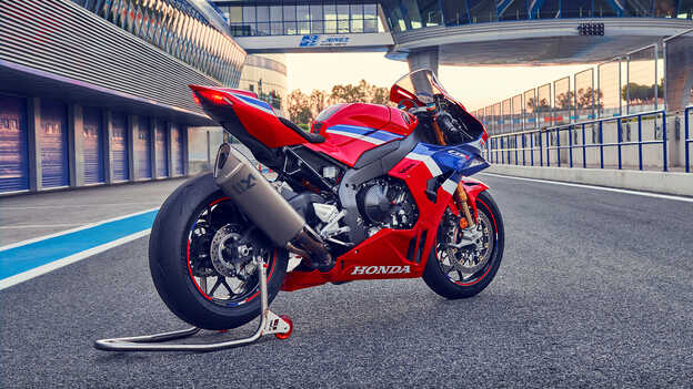 Primer plano de la rueda trasera de la Honda CBR1000rr-r Fireblade.