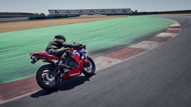 Lado de la CBR600RR en toma dinámica en la pista